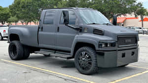 啞光灰色升高的GMC Sierra pickup truck停在停車場。 — 酷卡車 壁紙