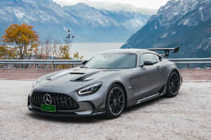 消光灰色 Mercedes-AMG GT Black Series 停在有湖泊和秋樹的山景觀景點上。 — Mercedes Benz C300 壁紙