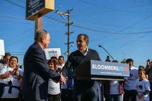 Mike Bloomberg 在競選活動中與支持者握手。 — 政治 壁紙