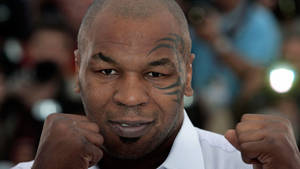 Mike Tyson 舉起拳頭，身穿白色襯衫 — 送葬者 壁紙