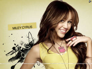 Miley Cyrus 穿著黃色上衣，身後有塗鴉藝術，微笑著。 — 麥莉·希拉 壁紙