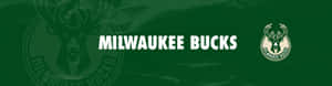 Milwaukee Bucks 籃球隊標誌及名稱在綠色背景上。 — 湖人隊標誌 壁紙