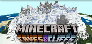 Minecraft Caves & Cliffs 標誌在一個有海洋和森林的方塊狀雪山地形上。 — 可愛 Minecraft 壁紙