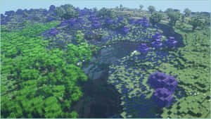 方塊狀的Minecraft景觀，有綠樹、紫色花朵和一條河流 — 我的世界苦力怕 壁紙