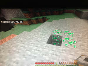 Minecraft 玩家在雪地生物群落開採鑽石礦石，背景有長滿草的懸崖。 — 我的世界 鑽石 壁紙