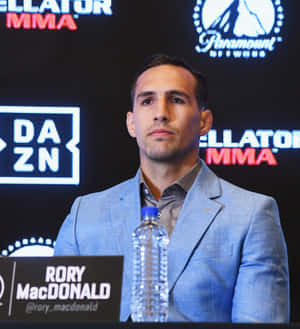 MMA 拳手 Rory MacDonald 在記者活動中，身後有贊助商標誌。 — 小米 Mix Fold 4 壁紙