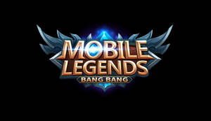 Mobile Legends Bang Bang 遊戲標誌，帶有發光的藍色和金色文字及金屬翅膀。 — Off white 標誌 壁紙