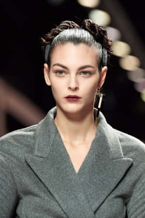 runway 上穿著灰色外套、辮子頭髮的模特兒 — 伸展台 壁紙