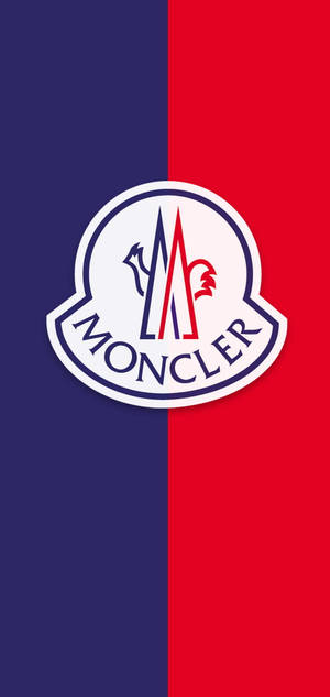 Moncler 品牌標誌在紅藍分割背景上。 — iPhone 16 Plus 壁紙
