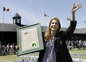Monica Seles 在球場上拿著她的網球名人堂獎牌揮手。 — 小威廉絲 壁紙