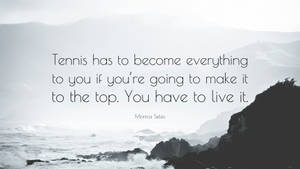 Monica Seles 的勵志語錄，置於霧氣瀰漫的海洋和海岸線之上。 — iMac 壁紙