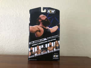 木桌上 Mr. Brodie Lee 的 AEW 摔角動作人偶盒。 — 桌面 壁紙