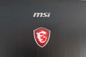 MSI 筆記型電腦蓋，帶有發光的紅色龍徽章和銀色標誌。 — 漫威標誌 壁紙