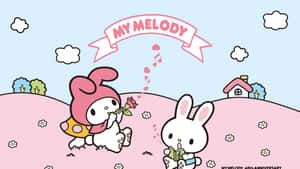 My Melody 和兔子在粉紅色的山丘上，下方是藍色的天空，有雲和橫幅。 — 喜悅 壁紙
