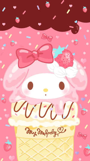 My Melody 角色在一個巨大的冰淇淋甜筒中，配有草莓和彩色糖粒。 — 我的旋律 壁紙
