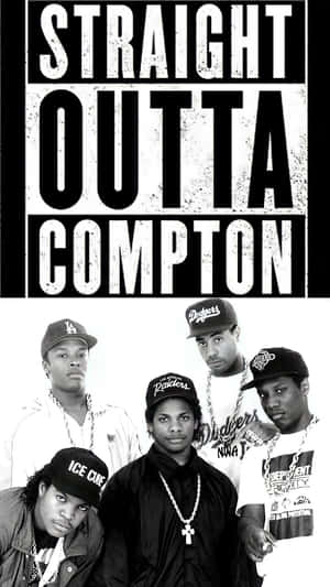 N.W.A. 樂團成員戴著帽子和鏈條，並有 'Straight Outta Compton' 文字。 — 嘻哈 壁紙