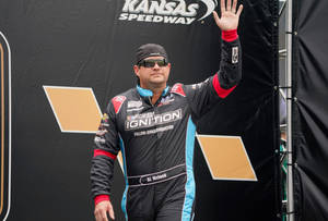 NASCAR車手BJ McLeod在比賽期間於堪薩斯賽車場向車迷揮手。 — 人物 壁紙