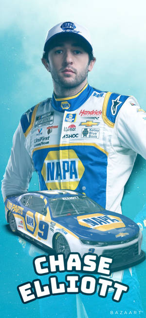 NASCAR車手Chase Elliott身穿賽車裝備站在他的賽車旁。 — iPhone 14 Pro Max 壁紙