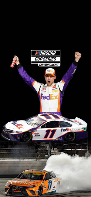 NASCAR車手站在他的賽車頂上，下方有濃煙，慶祝冠軍勝利。 — iPhone 13 Mini 壁紙