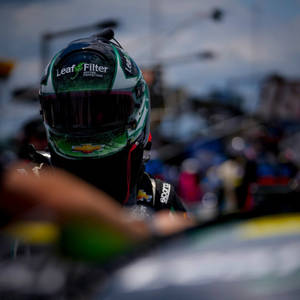 日落時分，NASCAR車手在賽車內戴著綠色和白色頭盔。 — 人物 壁紙