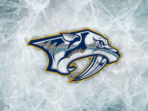 Nashville Predators 冰球隊標誌在裂紋冰面背景上。 — 納許維爾掠奪者 壁紙