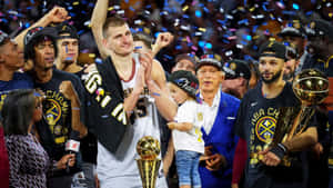 NBA籃球隊以獎盃和五彩紙屑慶祝冠軍勝利。 — 慶祝 壁紙