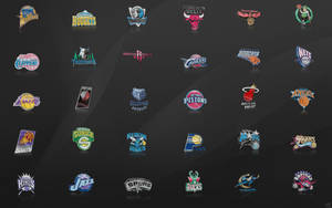 NBA 球隊標誌在深色背景上以網格排列，帶有反射。