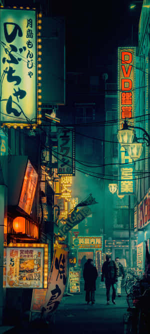 霓虹燈照亮了夜晚東京狹窄的街道，人們在其下行走。 — iPhone Air 壁紙