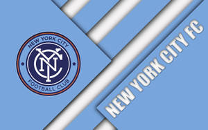 New York City FC 足球隊標誌，背景為藍白幾何圖案。 — 紐約市 壁紙
