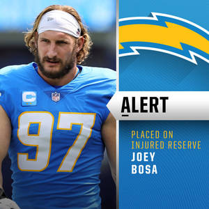 NFL 球員 Joey Bosa 身穿藍色 97 號球衣，附有關於傷兵名單的警示文字。 — 運動 壁紙