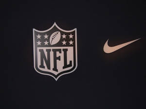 深色布料上的NFL標誌和Nike勾勾 — NFL 美式足球 壁紙