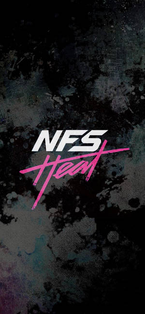 NFS Heat 遊戲標誌，粉紅色和白色文字在深色濺墨背景上。 — iPhone 15 壁紙
