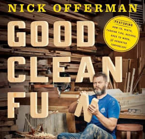 Nick Offerman 在充滿木材和工具的木工店裡手持木製字母。 — 喬許·艾倫 壁紙