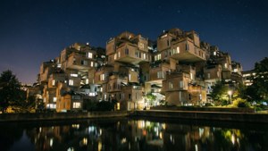 Habitat 67 建築在夜晚亮起，星空與水面倒影。