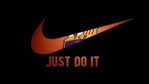 Nike swoosh 與 FC Barcelona 徽章及橙色紋理 JUST DO IT 標語在黑色上。 — Off white 標誌 壁紙