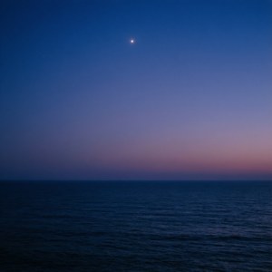 暮色中平靜的海洋，深藍天空中的一顆星。