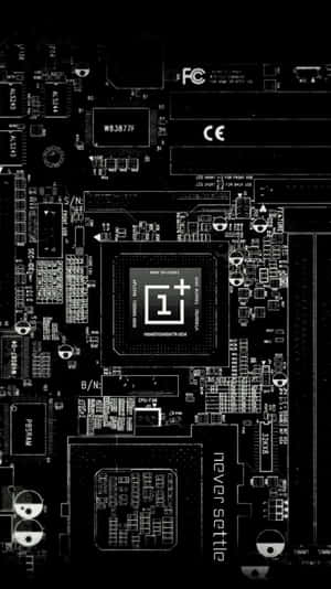 OnePlus 主機板的特寫，可見電路和元件標籤。 — 4K程式壁紙