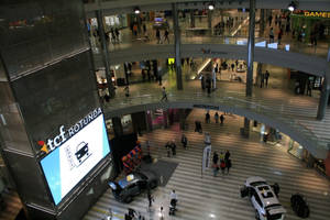 Multi-level shopping mall with shoppers and displayed cars. — 汽車 壁紙