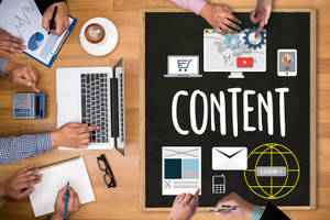 Team brainstorming content strategy with digital icons on a chalkboard. — 桌面 壁紙