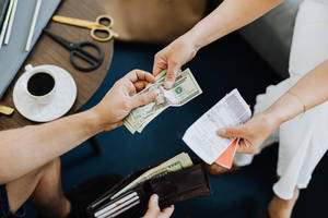 Two people exchanging cash and receipts at a table with coffee. — 比爾 壁紙