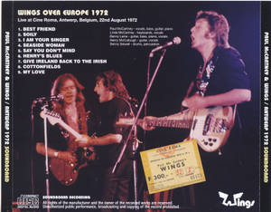 Paul McCartney 與 Wings 於 1972 年在 Cine Roma 以吉他和麥克風進行現場表演。 — 音樂 壁紙