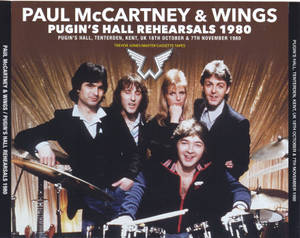 1980 年排練期間 Paul McCartney 與 Wings 的樂隊照片，包含樂器。 — 英國 壁紙