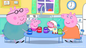 Peppa Pig 一家在帶有火箭玩具的卡通廚房裡喝茶。