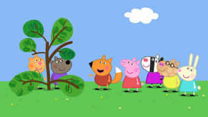 Peppa Pig 和朋友們站在藍天下有樹和雲的草地上。