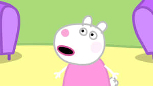 Peppa Pig 在一個有紫色小便斗的卡通浴室中，看起來很驚訝。 — 羊 壁紙