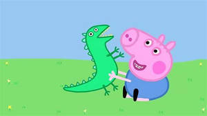 Peppa Pig 在藍天下的草地上拿著綠色恐龍玩具