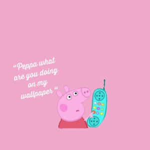 Peppa Pig 拿著一部復古電話，上面有文字問她在桌布上做什麼。 — 低對比 壁紙