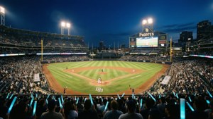 Petco Park 夜間棒球賽，球場燈光璀璨，群眾熱情洋溢。