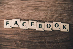 木桌上拼出 facebook 的 Scrabble 字母牌 — MacBook Air 壁紙