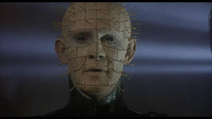 Pinhead 在深藍色環境中臉上有針。